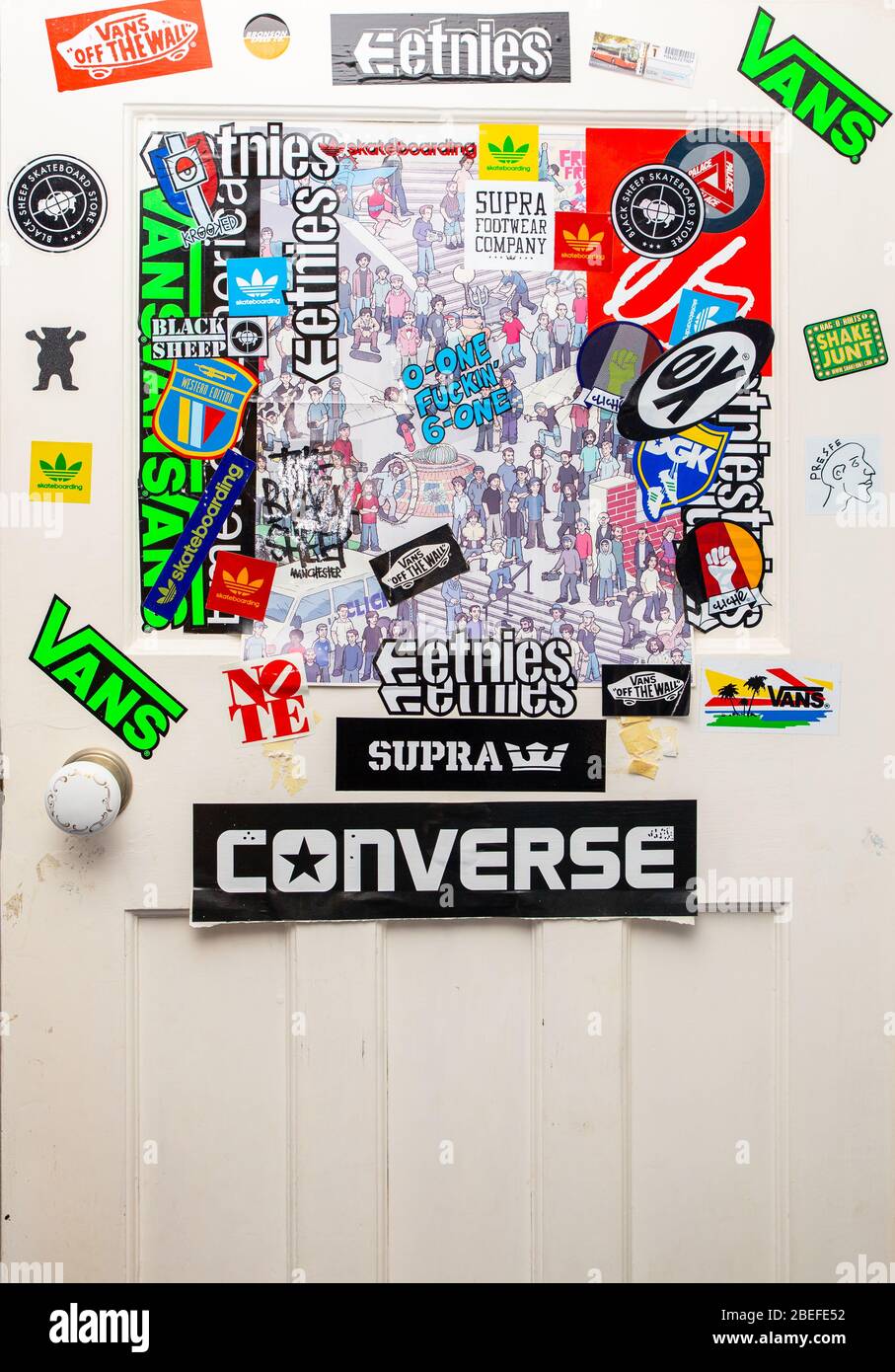 Panneau de porte du skateboarder recouvert d'autocollants pour skateboard  de Vans, Etnies, Ex, es, Converse, adidas, note ......, Angleterre,  Royaume-Uni Photo Stock - Alamy