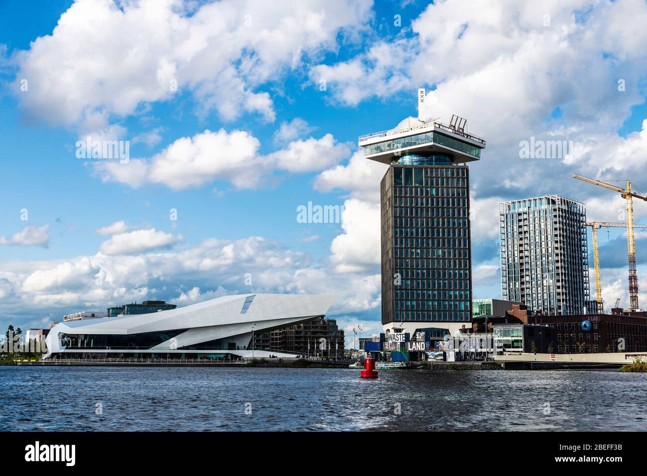 Amsterdam, Pays-Bas - 7 septembre 2018 : Eye Filmmuseum et A’DAM Lookout dans le quartier Overhoeks d’Amsterdam, Pays-Bas Banque D'Images