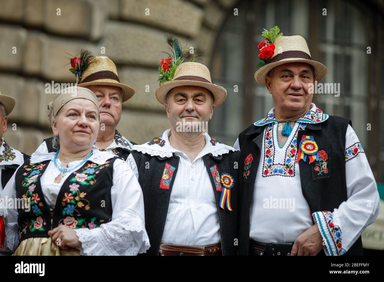 Bucarest, Roumanie - 5 mars 2020: Femmes et hommes de haut niveau vêtus de vêtements traditionnels roumains lors d'un festival. Banque D'Images