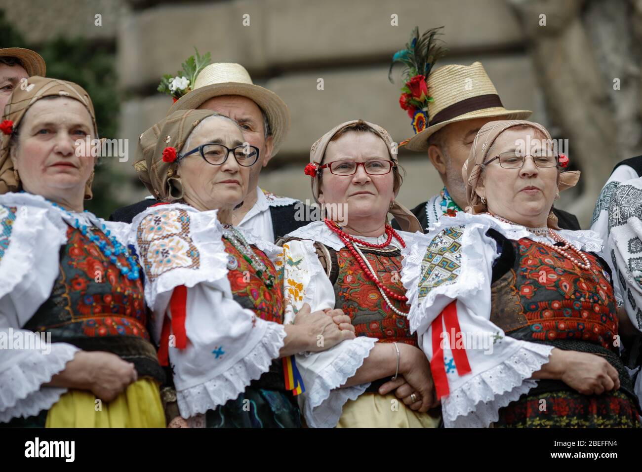 Bucarest, Roumanie - 5 mars 2020: Femmes et hommes de haut niveau vêtus de vêtements traditionnels roumains lors d'un festival. Banque D'Images