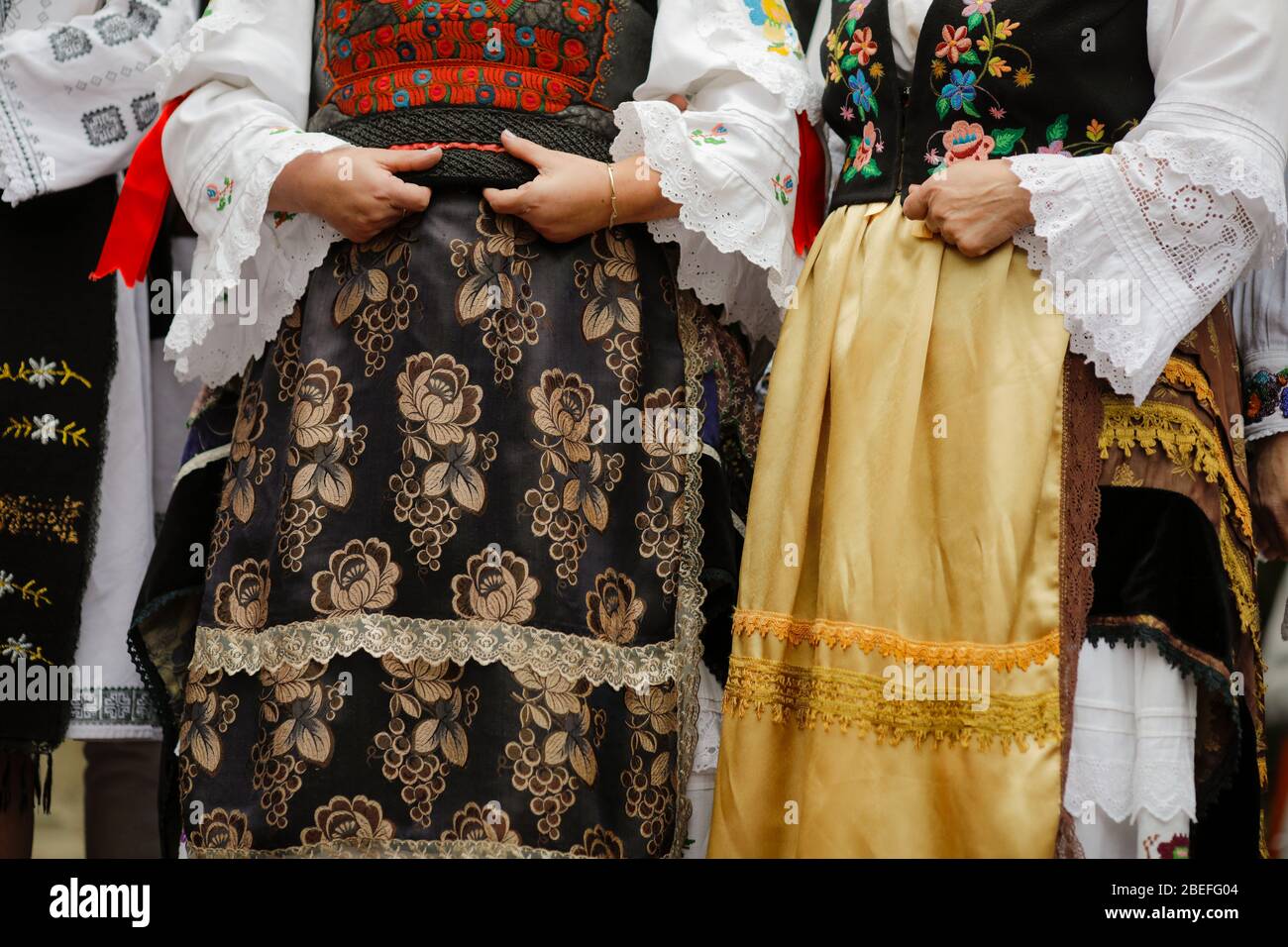 Détails avec les vêtements roumains traditionnels des femmes âgées. Banque D'Images