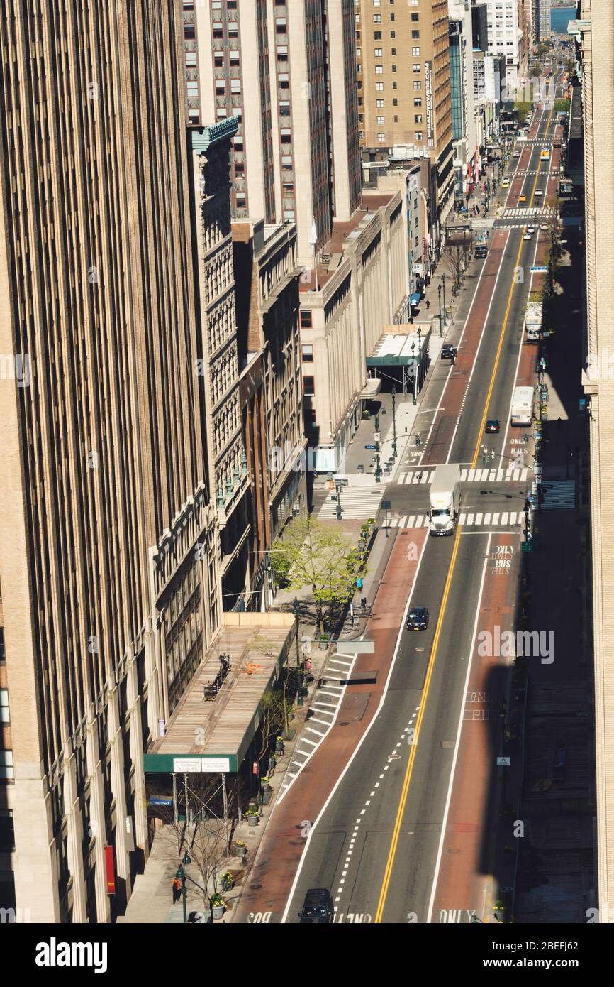New York City, en regardant vers l'ouest depuis Murray Hill, 34ème rue est déserté en raison de la pandémie de coronavirus, États-Unis Banque D'Images