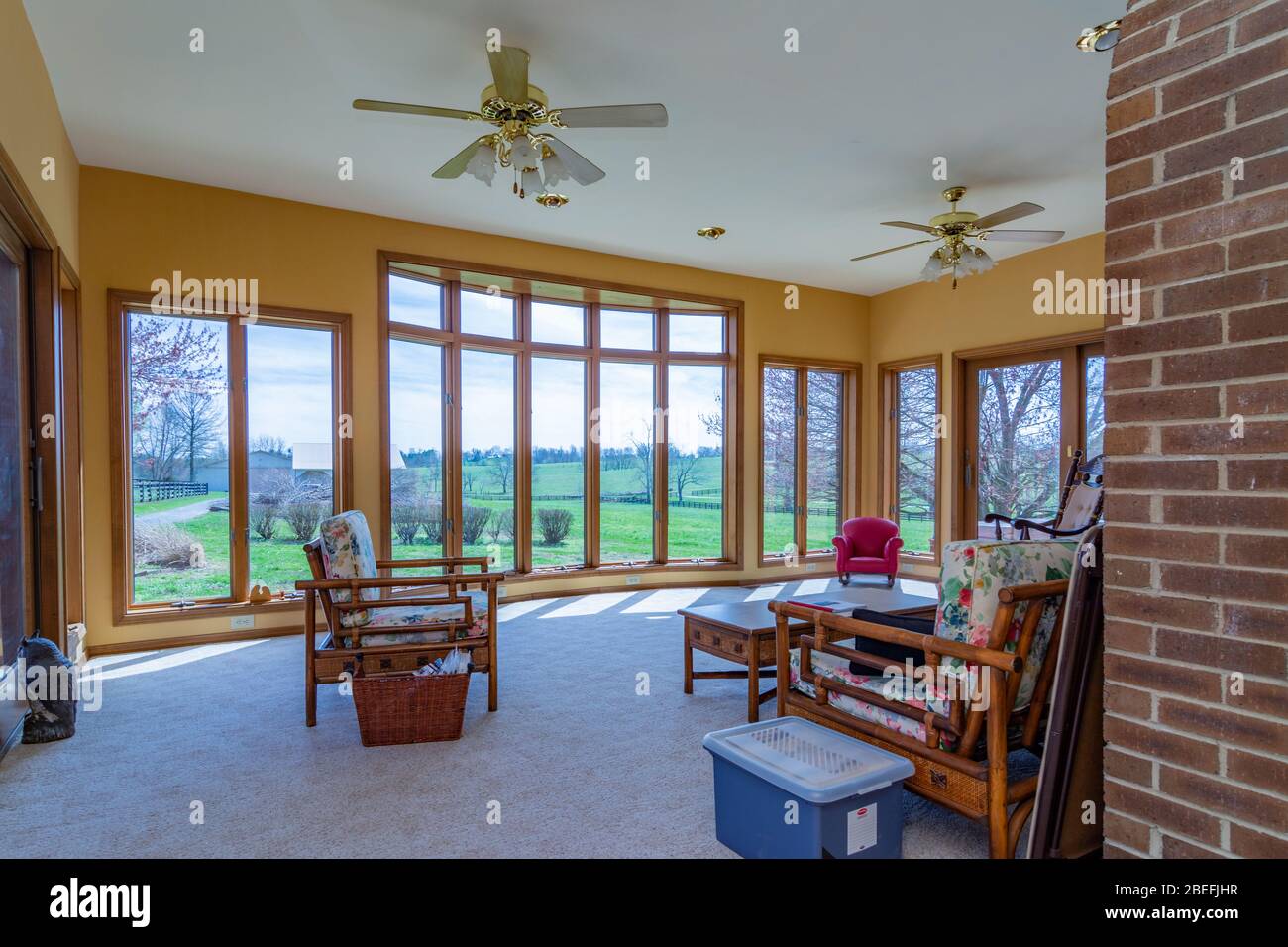 Chambre avec soleil dans une maison de classe moyenne dans Midwest America Banque D'Images