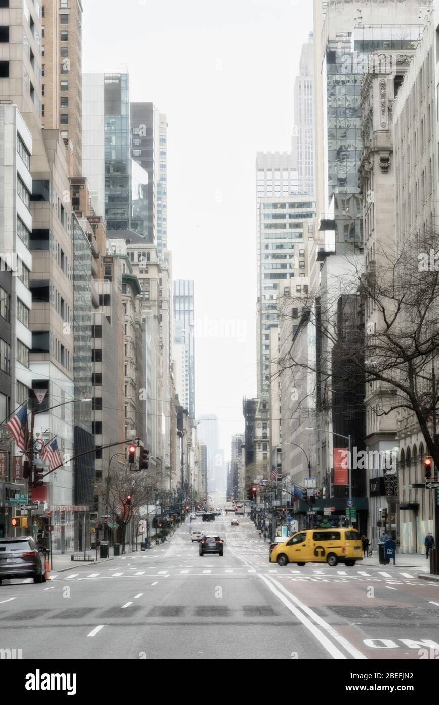 La cinquième Avenue de Midtown Manhattan est presque désertée en raison de la pandémie COVID-19, avril 2020, New York City, États-Unis Banque D'Images