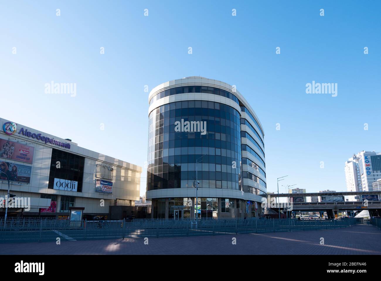 KIEV, UKRAINE - 5 AVRIL 2020: Centre commercial Livoberezhnyi avec fenêtres en verre bleu miroir. Rue vide près du métro Livoberezhna pendant la quarantaine Banque D'Images