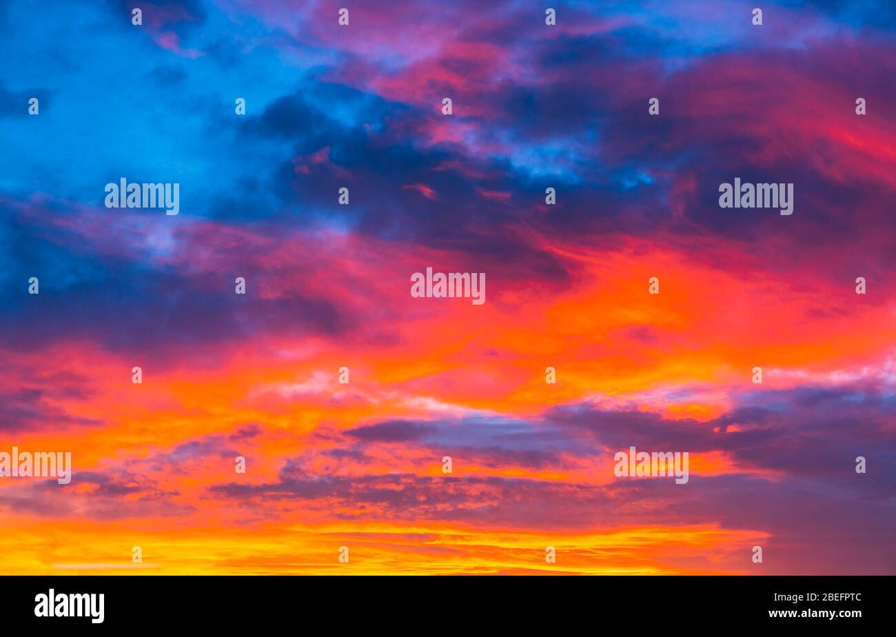 ciel coucher de soleil coloré avec nuageux en été. Banque D'Images