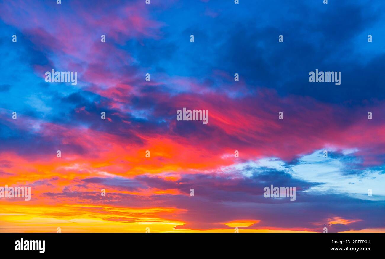 ciel coucher de soleil coloré avec nuageux en été. Banque D'Images