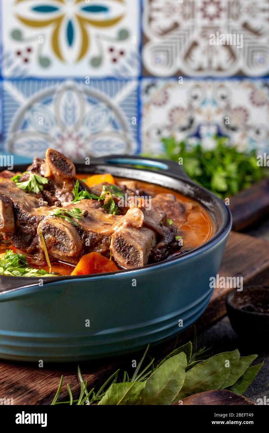 Côtes de bœuf Bourguignonne dans une casserole bleue. Ragoût de bœuf maison avec légumes et vin rouge. Banque D'Images