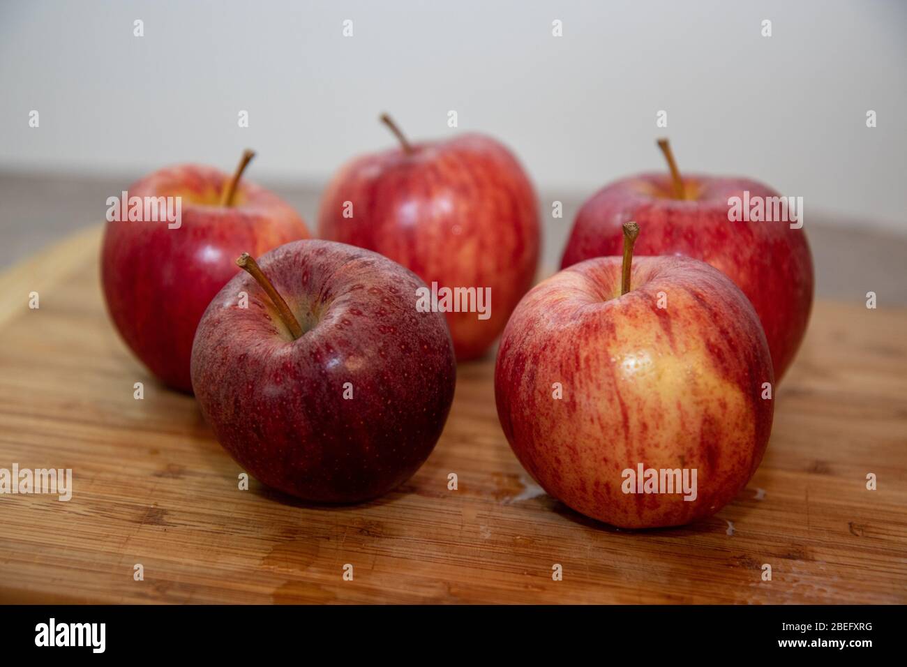 Pommes sur un tableau de découpe Banque D'Images
