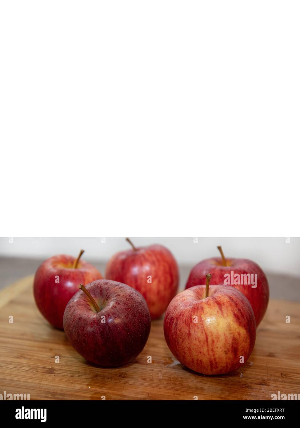 Pommes sur un tableau de découpe Banque D'Images