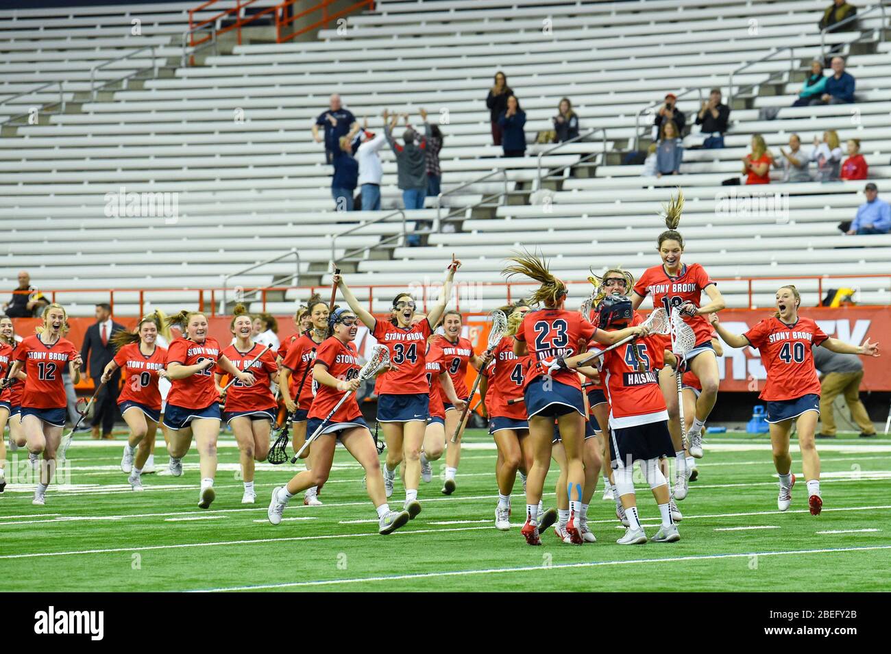 Syracuse, New York, États-Unis. 10 février 2020. Stony Brook Seawolves fêtent la suite d'un match de crosse NCAA pour femme contre le Syracuse Orange le lundi 10 février 2020 au Carrier Dome de Syracuse, New York. Stony Brook a gagné 17-16. Riche Barnes/CSM/Alay Live News Banque D'Images