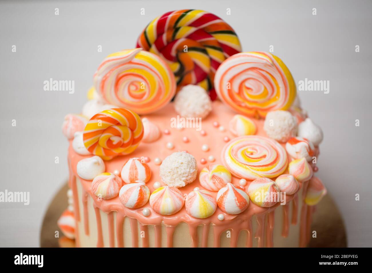 Gateau Aux Couleurs De Peche Avec Meringue Et Candy Pour L Anniversaire D Un Enfant Photo Stock Alamy Gateau Aux Couleurs De Peche Avec Meringue Et Candy Pour L Anniversaire D Un Enfant Photo Stock Alamy