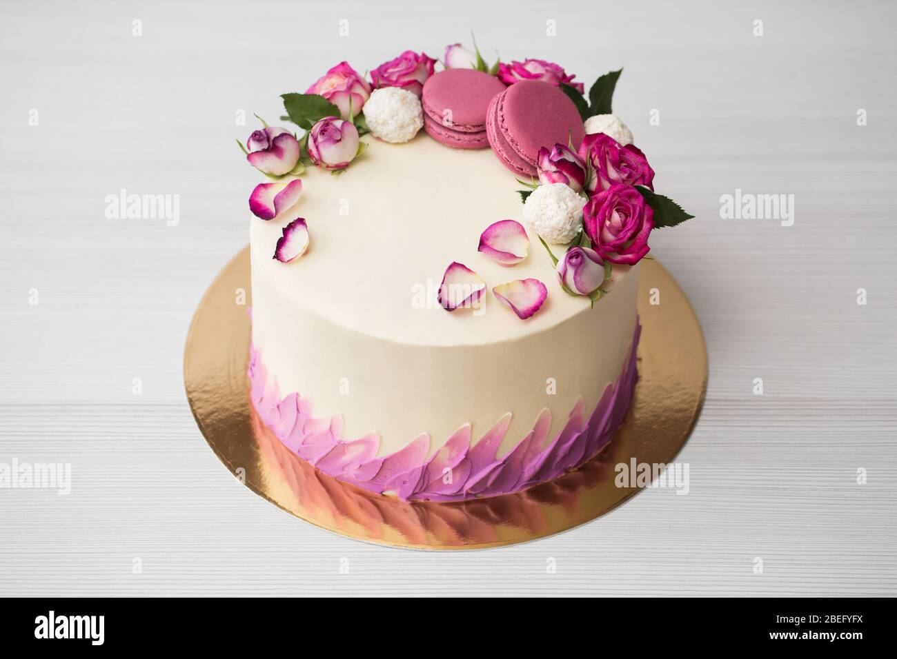 Gateau Avec Roses Et Macarons Gateau Au Decor Rose Et Fleurs Delicieux Dessert Sucre Photo Stock Alamy