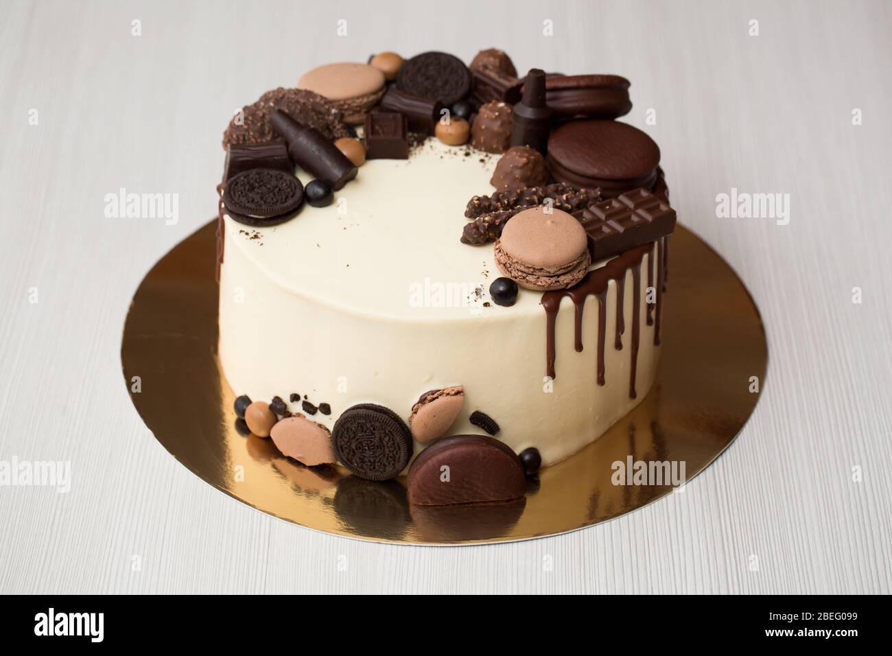Gateau Au Chocolat Pour Hommes Avec Decorations Au Chocolat Et Les Stries De Chocolat Photo Stock Alamy