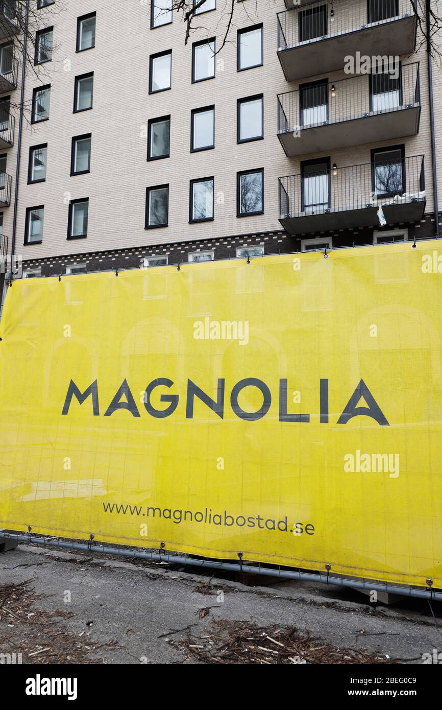 Sodertalje, Suède - 5 avril 2020: La bannière Magnolia propriétaire de l'établissement sur une clôture sur le site de construction de l'appartement. Banque D'Images