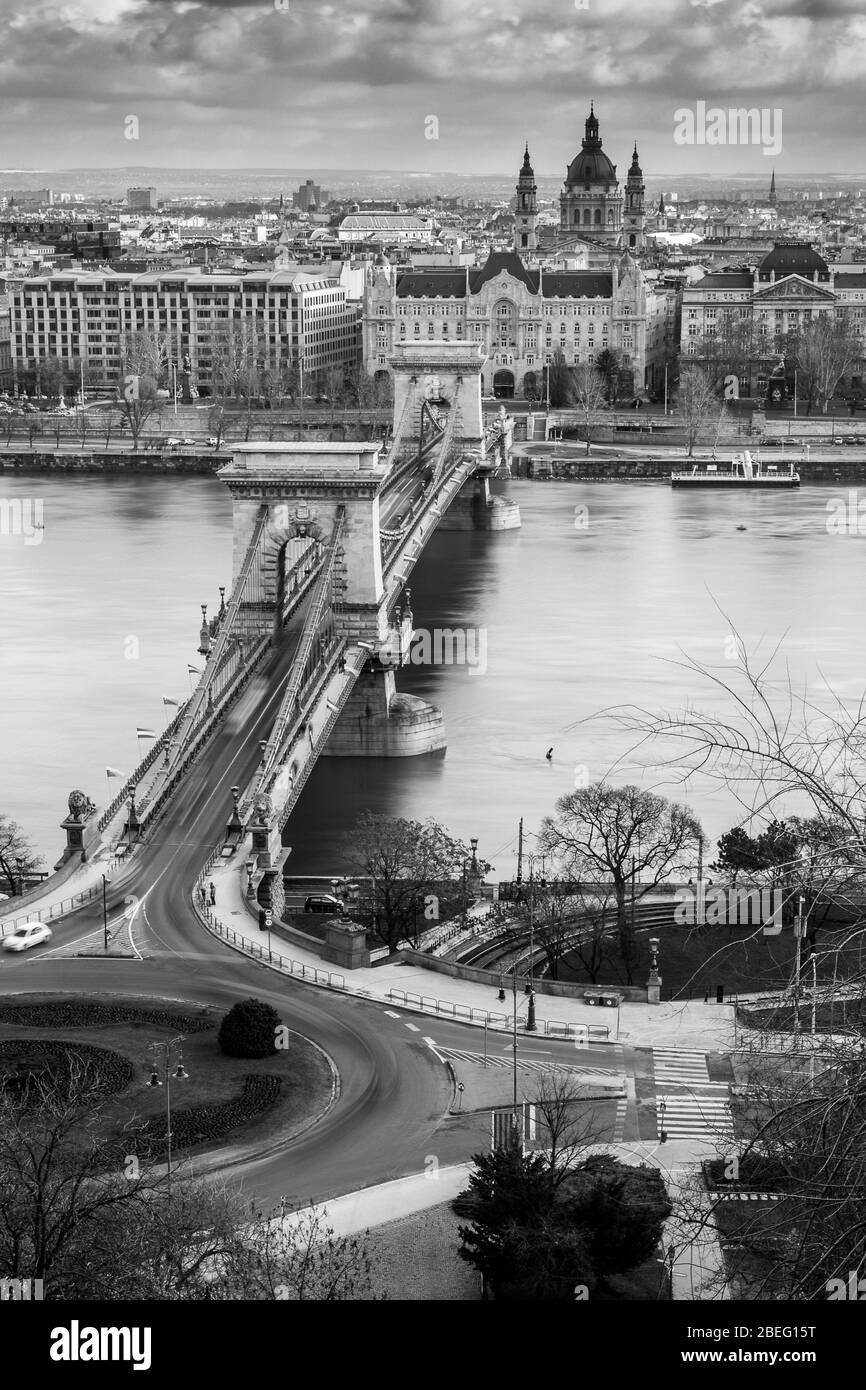 Une image de style portrait du district de caste regardant sur Chain Bridge, Budapest (Hongrie) en février 2013. Banque D'Images