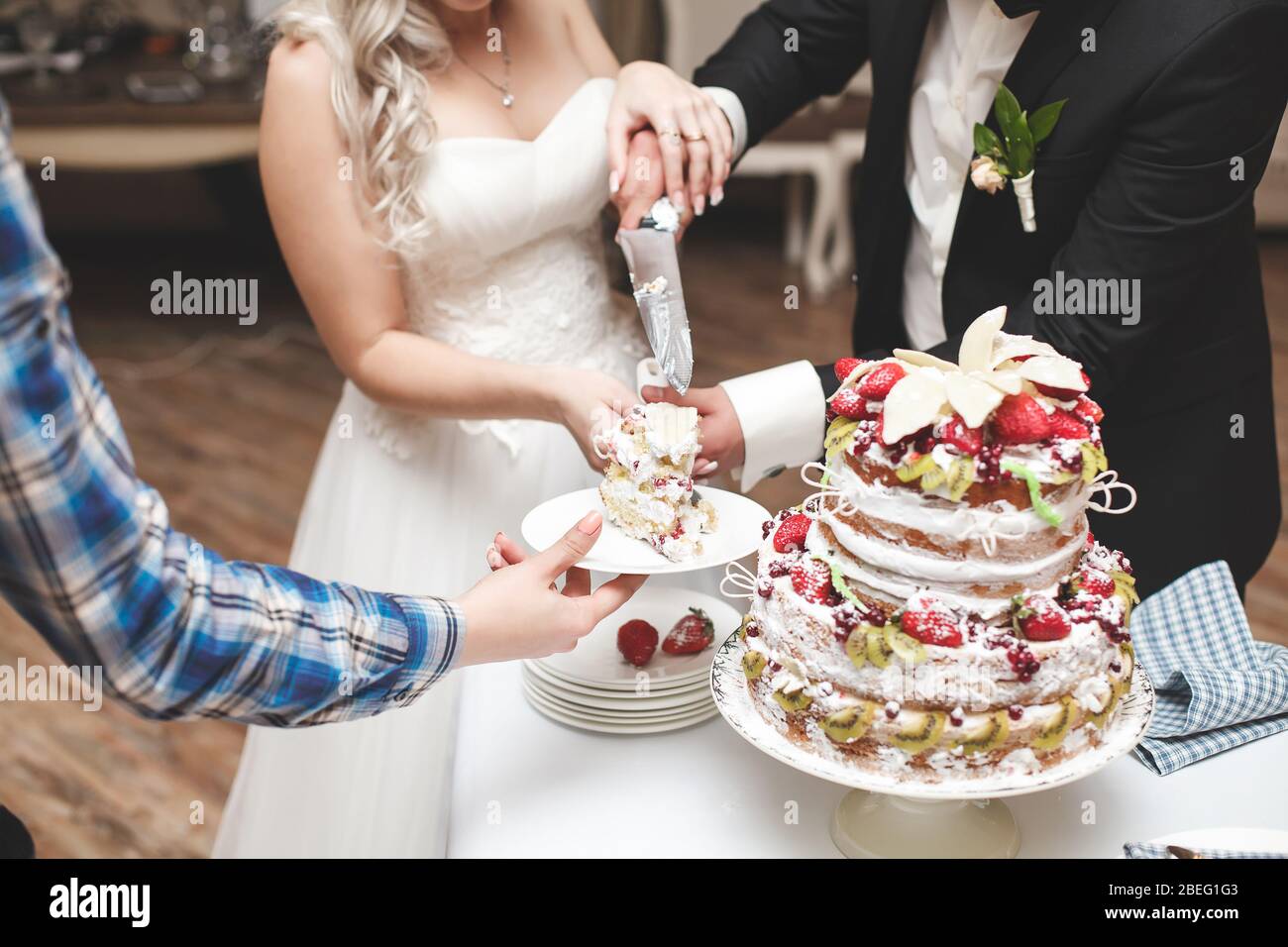 La Mariee Et La Robe Ont Coupe Le Gateau De Mariage Photo Stock Alamy