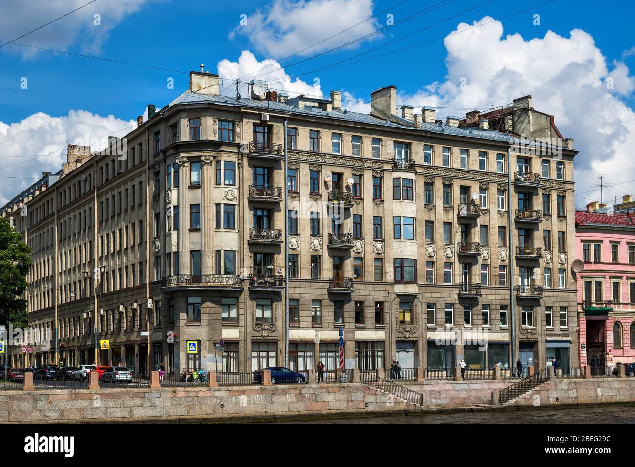 Saint-Pétersbourg, Russie, été 2019: Bâtiment résidentiel construit 1913-1914 sur le remblai de la rivière Fontanka 121, dans le style néoclassique Banque D'Images
