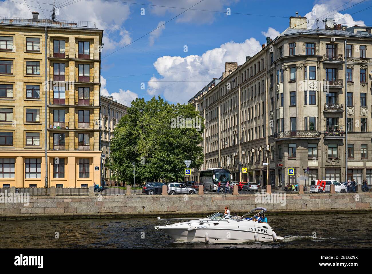 Saint-Pétersbourg, Russie, été 2019 : un bateau de plaisance flotte sur la rivière Fontanka, Saint-Pétersbourg Banque D'Images