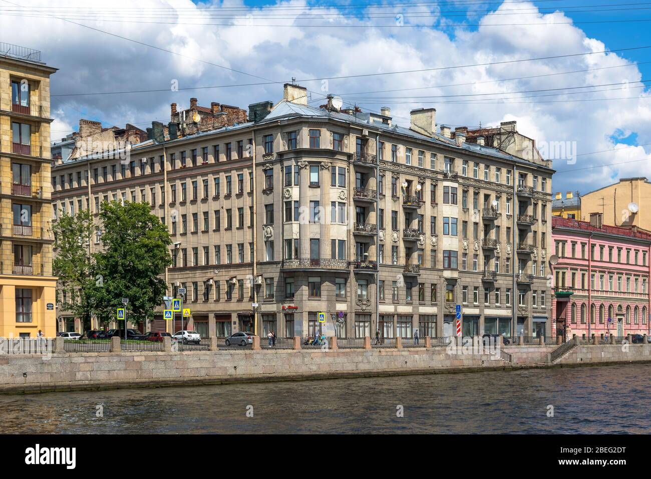 Saint-Pétersbourg, Russie, été 2019: Bâtiment résidentiel construit 1913-1914 sur le remblai de la rivière Fontanka 121, dans le style néoclassique Banque D'Images
