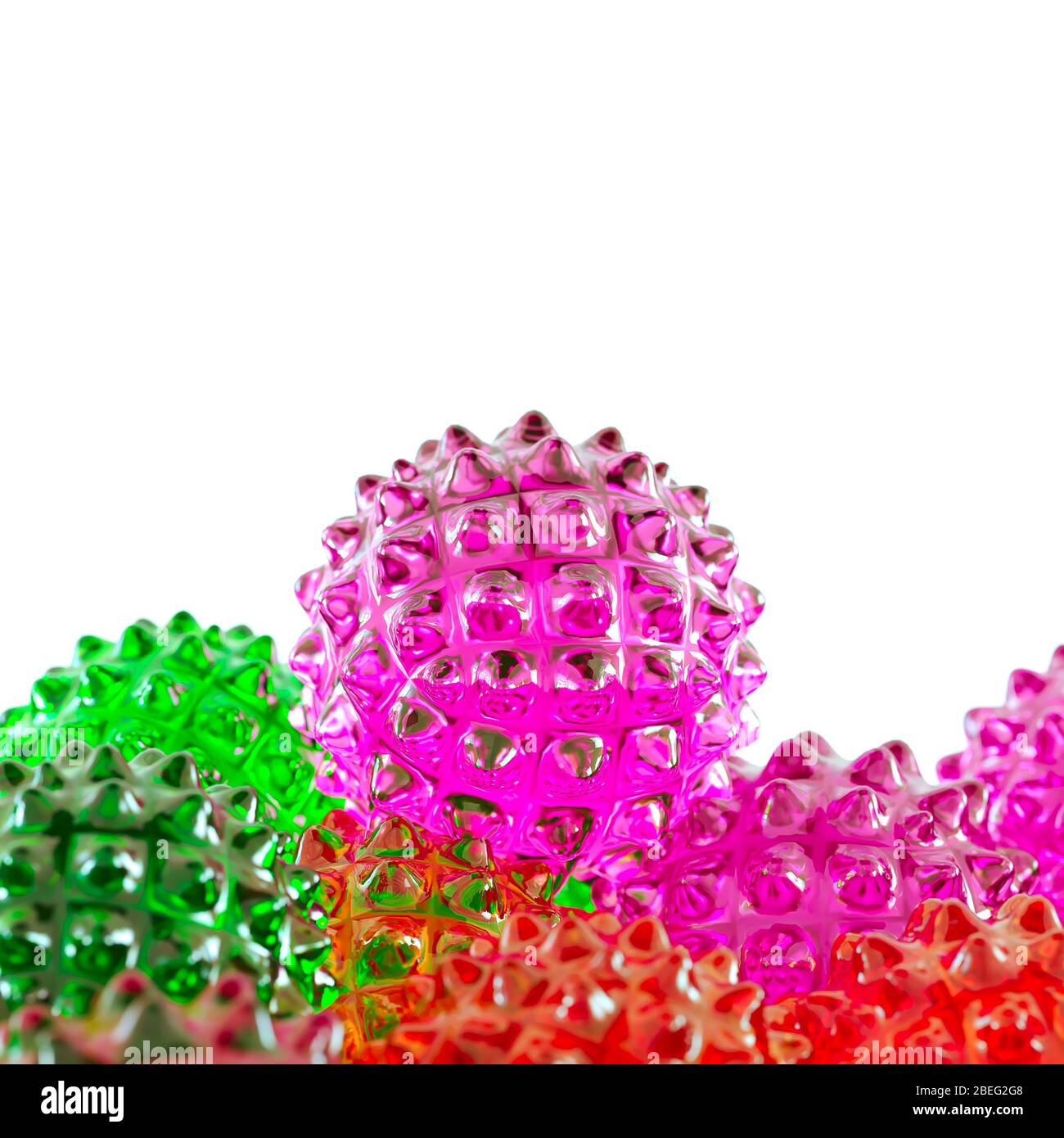Une boule de verre violette avec pointes repose sur d'autres boules colorées semblables au virus covid. rendu 3d Banque D'Images