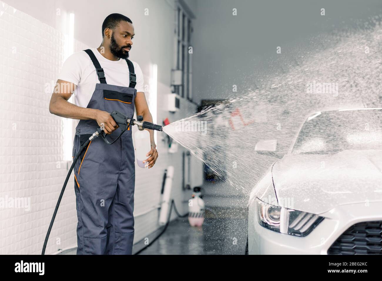 Lavage De Voiture Avec Karcher. L'homme Lave La Voiture Noire. Photo stock  - Image du soin, phare: 210131442