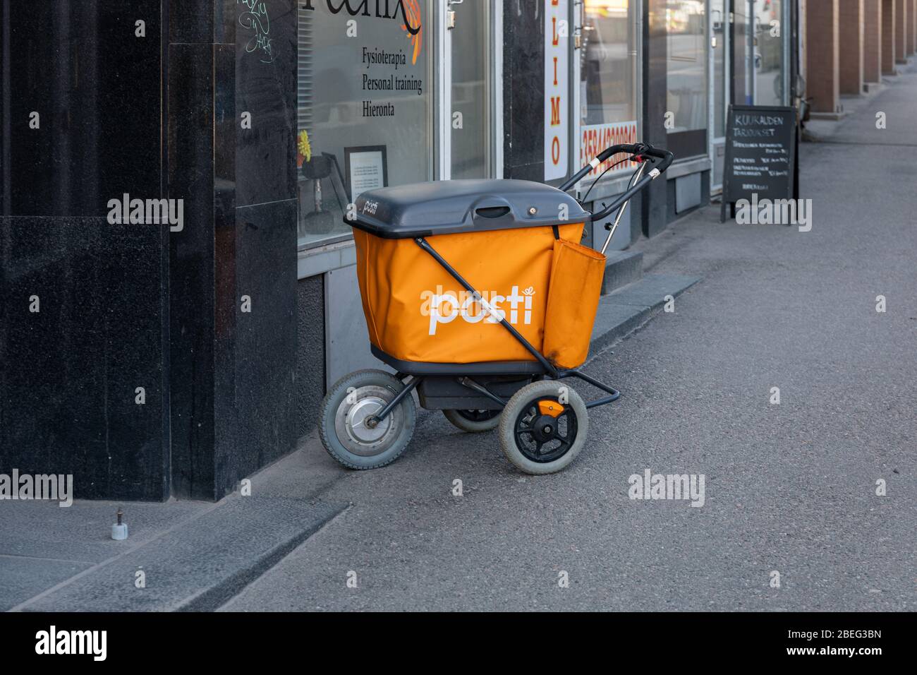 Chariot de poste de poste de l'ancien homme de l'école sans surveillance sur le trottoir d'Helsinki, Finlande Banque D'Images