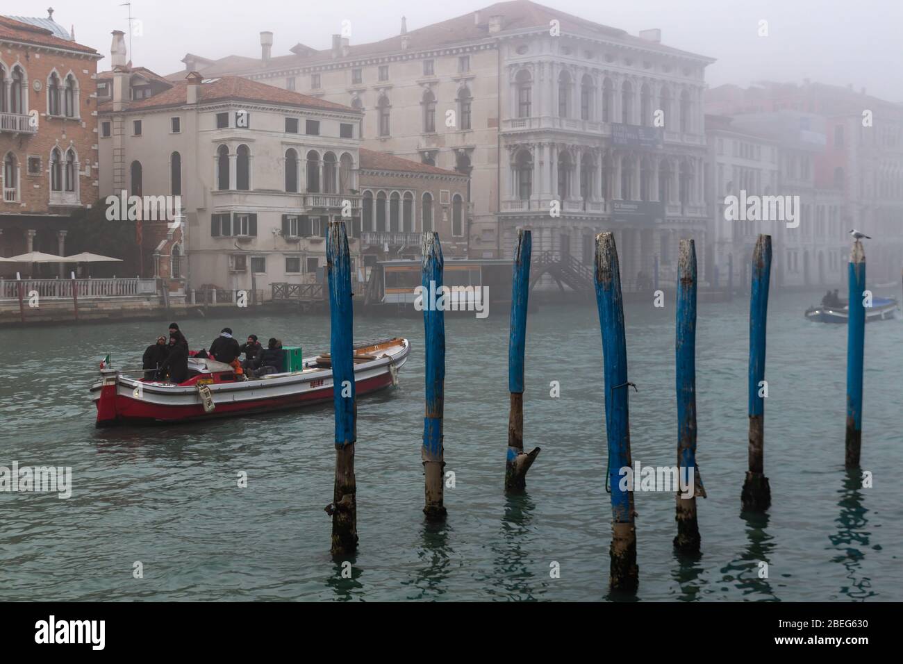 Venise, Italie. 9 janvier 2019. Bateaux traversant le Grand Canal dans le brouillard Banque D'Images
