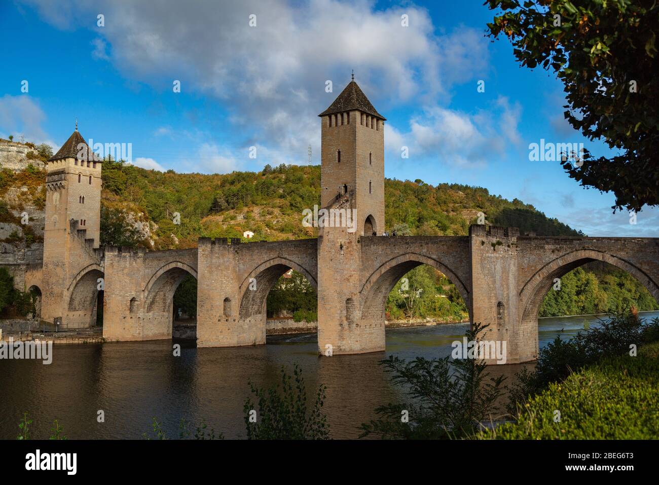 Le Pont de Valentre au-dessus du Lot de la rivière à Cahors, Lot, France Banque D'Images