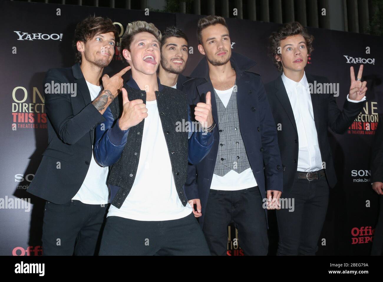 Louis Tomlinson, Niall Horan, Zayn Malik, Liam Payne et Harry Styles assistent à la première mondiale de "One Direction: Ceci est nous" au Théâtre Ziegfeld Banque D'Images