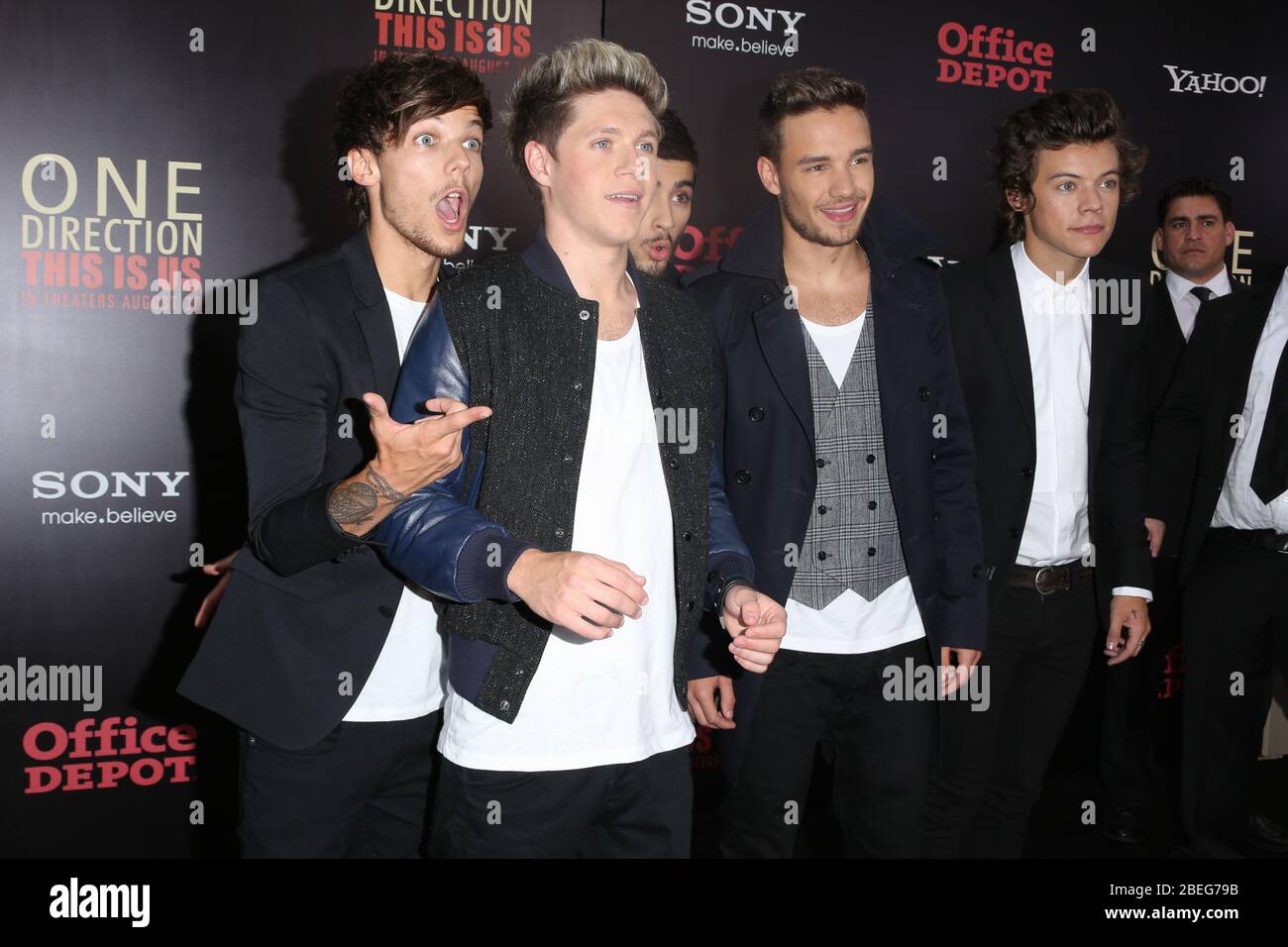 Louis Tomlinson, Niall Horan, Zayn Malik, Liam Payne et Harry Styles assistent à la première mondiale de "One Direction: Ceci est nous" au Théâtre Ziegfeld Banque D'Images