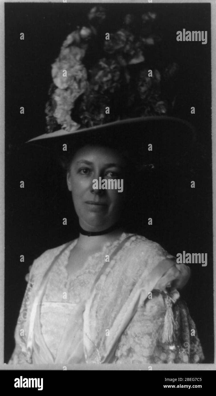 Helen Herron Taft, half-length portrait, face à l'avant, wearing hat à grandes fleurs Banque D'Images