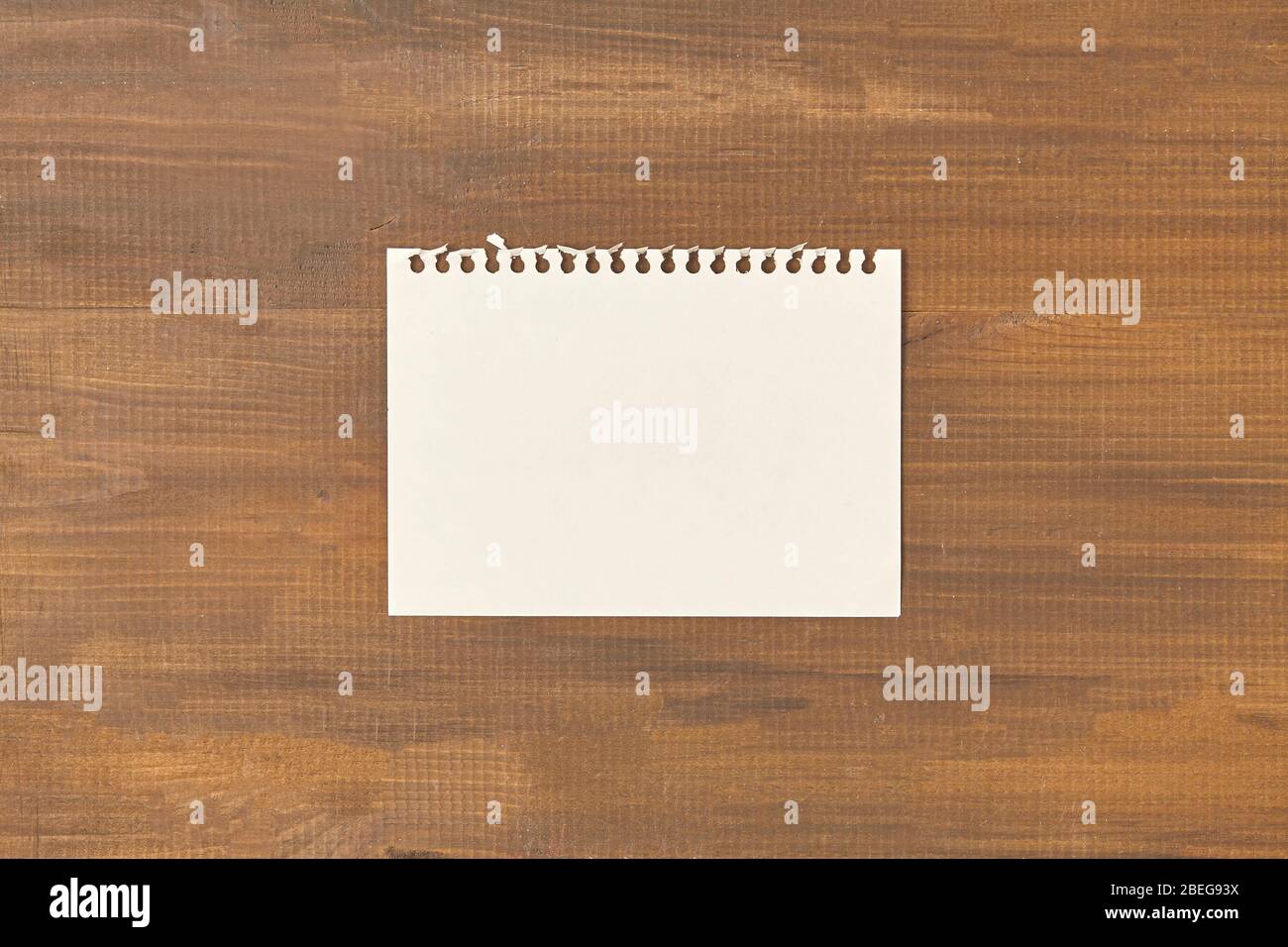 Une feuille de carnet sur fond de bois vintage. Vue de dessus. Banque D'Images