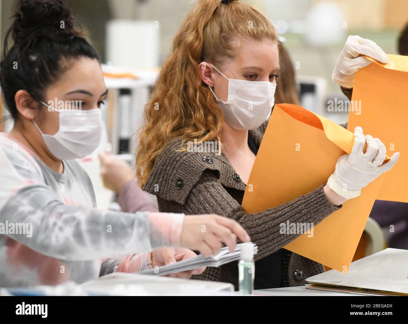 Racine, Wisconsin, États-Unis. 13 avril 2020. Les bulletins de vote déposés à racine, dans le Wisconsin, lors de la controverse présidentielle du 7 avril, les élections primaires et publiques du Wisconsin sont présentés en tableau le lundi 13 avril 2020. Chaque enveloppe de bulletin de vote a été ouverte et vérifiée pour vérifier la conformité aux lois électorales avant d'être introduite dans une machine à tabuler. La ville n'avait que les options de vote par correspondance en voiture et absent; il n'y avait pas de vote en personne autorisé. L'élection a été tenue conformément aux directives des décisions des cours suprêmes du Wisconsin et des États-Unis. Les résultats doivent être annoncés lundi. (Image de crédit : © Mark Hertzbe Banque D'Images