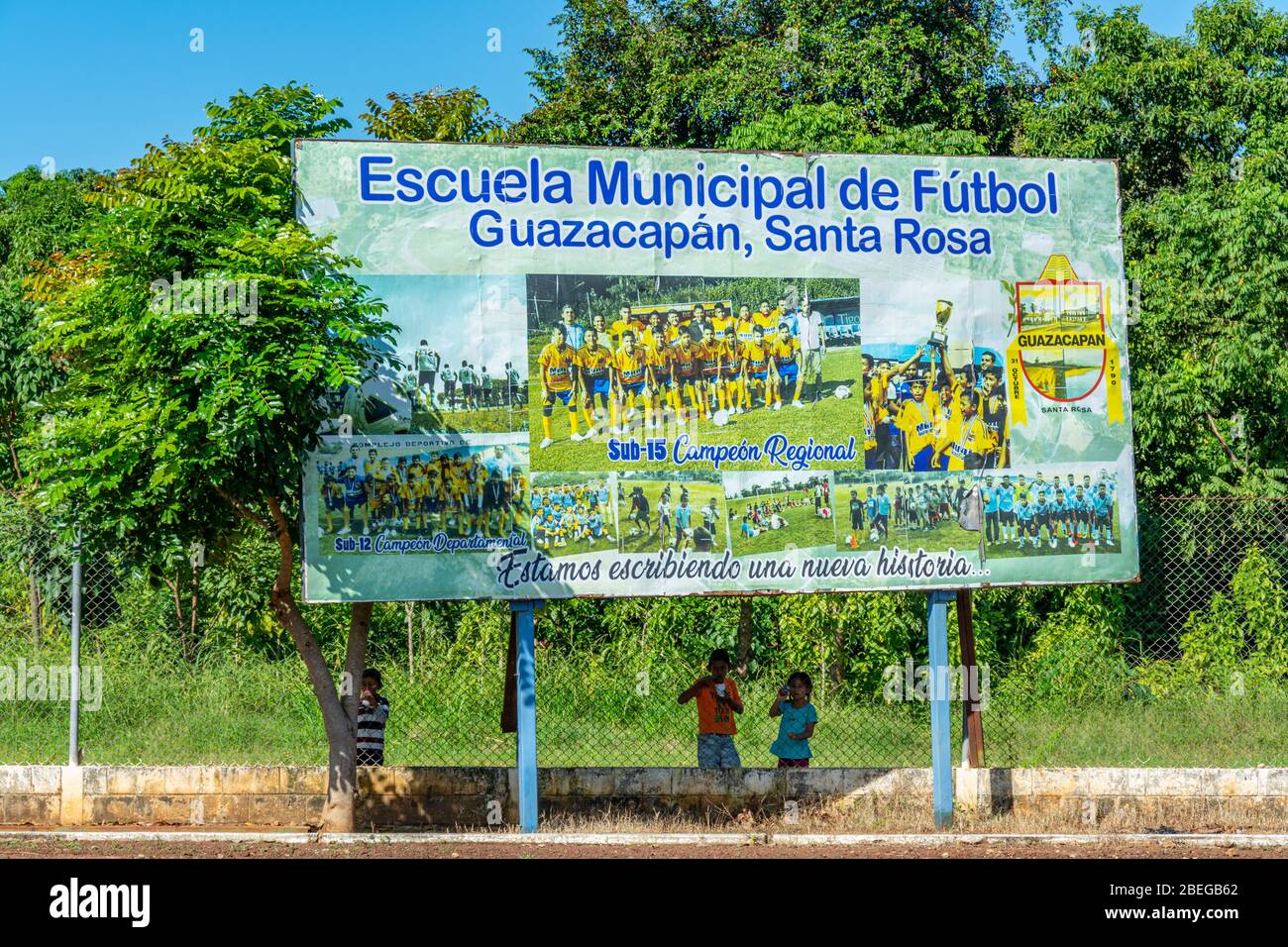 Panneau au terrain municipal de football (soccer) à Guazacapan, Guatemala Banque D'Images