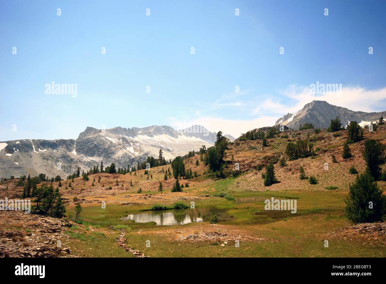 Vue ensoleillée sur le ruisseau Lee Vining en Californie Banque D'Images