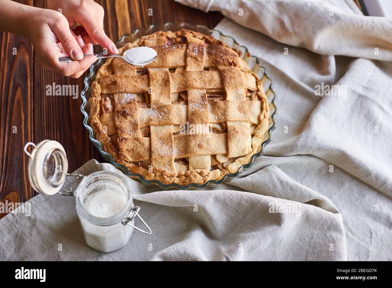 Concept de cuisson au four. Faire de la tarte aux pommes de style américain  rustique, vue de dessus sur la table avec du sucre Photo Stock - Alamy