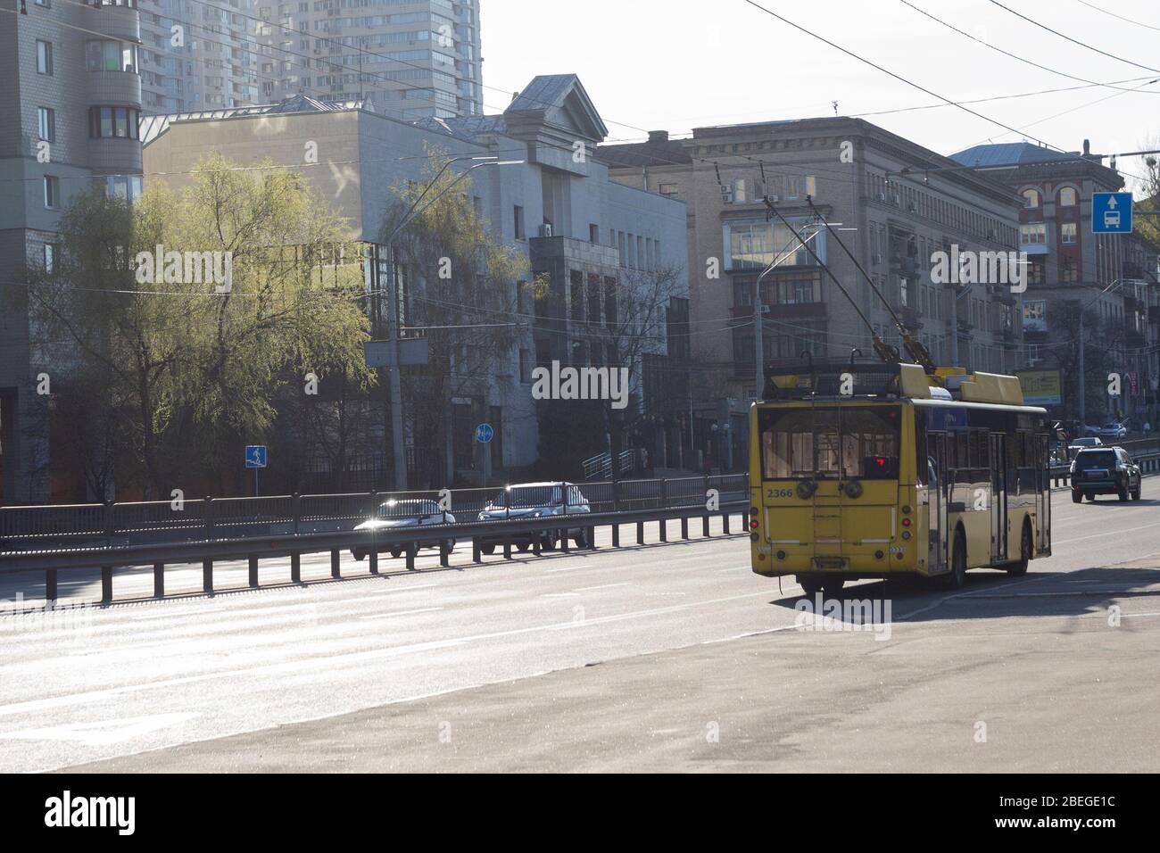 Kiev. Ukraine - 12 avril 2020: Trolleybus jaune sur l'avenue Victory consacré par le soleil du soir Banque D'Images