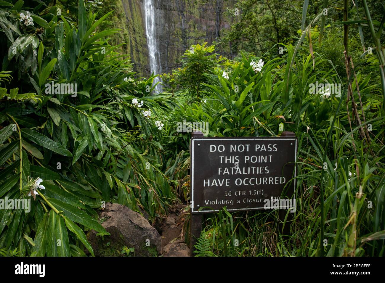 Panneau d'avertissement pour les chutes de Waimoku sur le sentier Pipiwai Banque D'Images