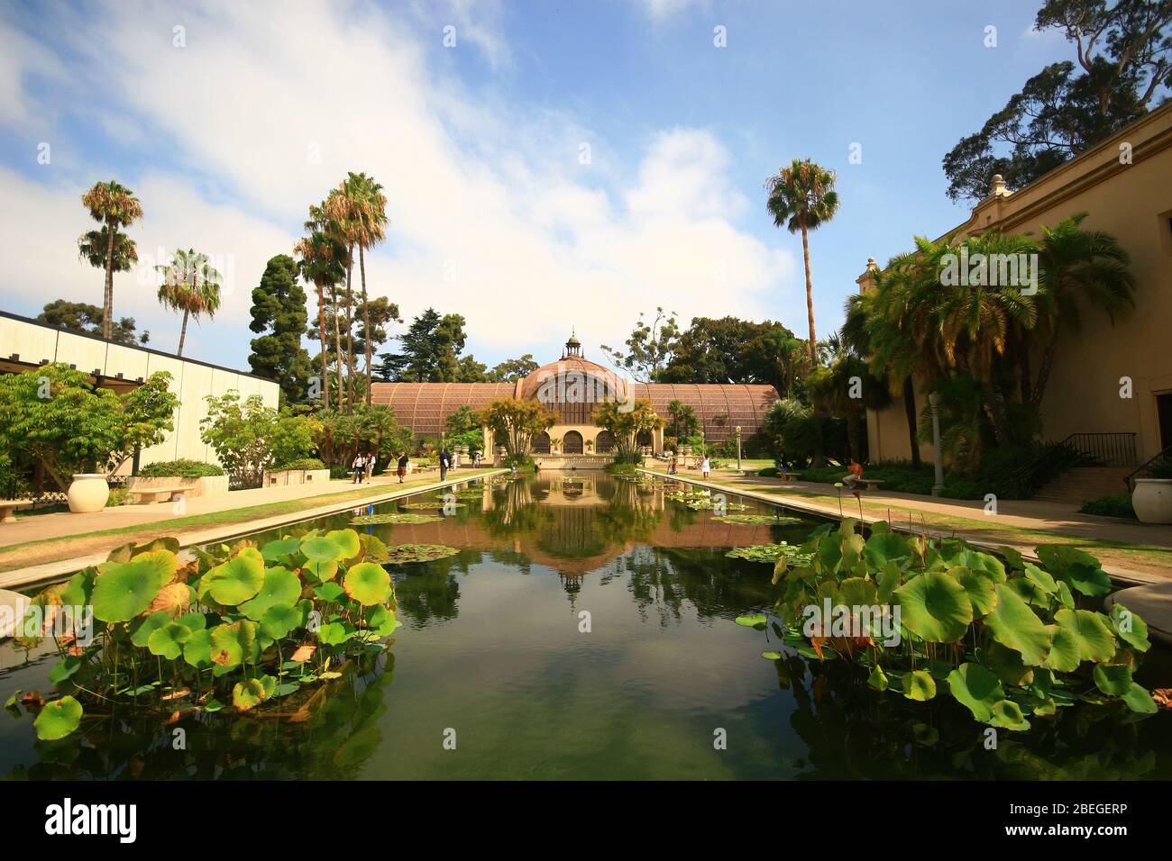 Vue extérieure du bâtiment botanique et de Lily Pond à San Diego, Californie Banque D'Images