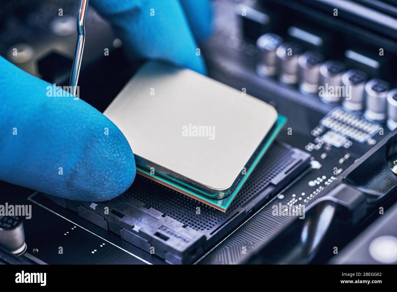 Ingénieur en électronique de technologie informatique. Installation du processeur sur la carte mère. Concept de réparation de PC, de technicien et de support du secteur. Banque D'Images