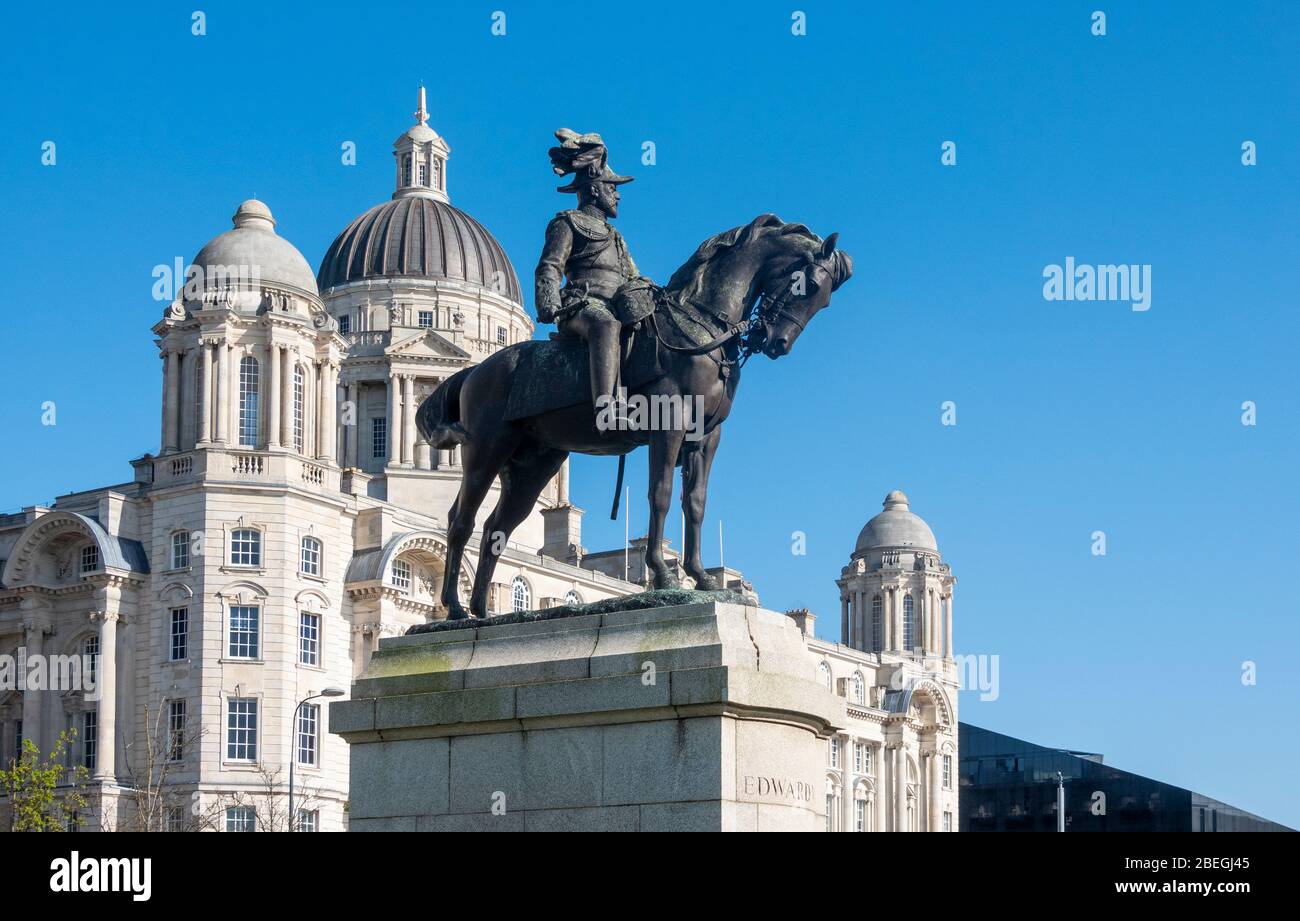 Monté sur le roi Édouard VII, une statue à Pier Head à Liverpoo Banque D'Images