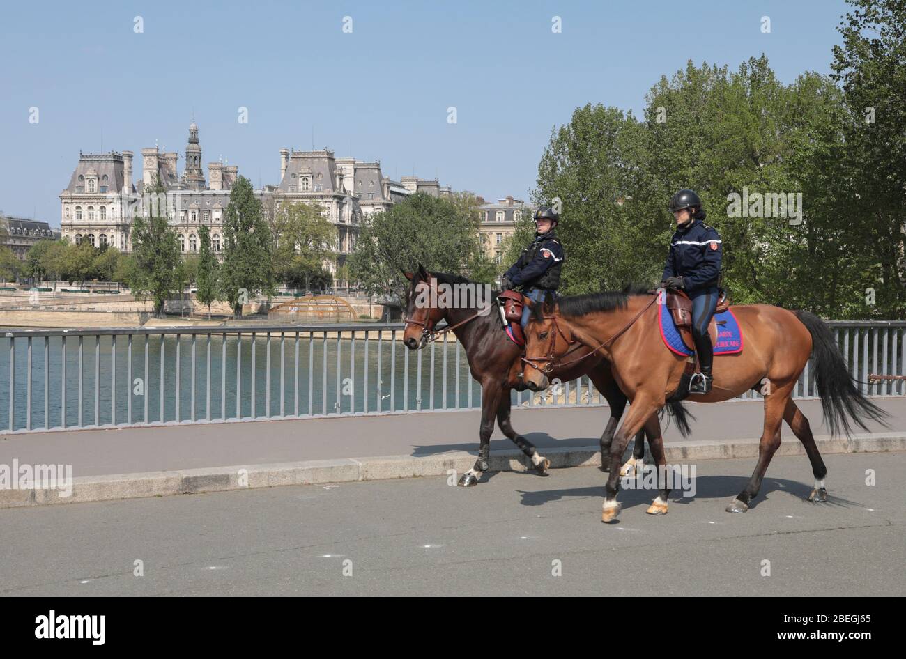 POLICE MONTÉE À PARIS Banque D'Images