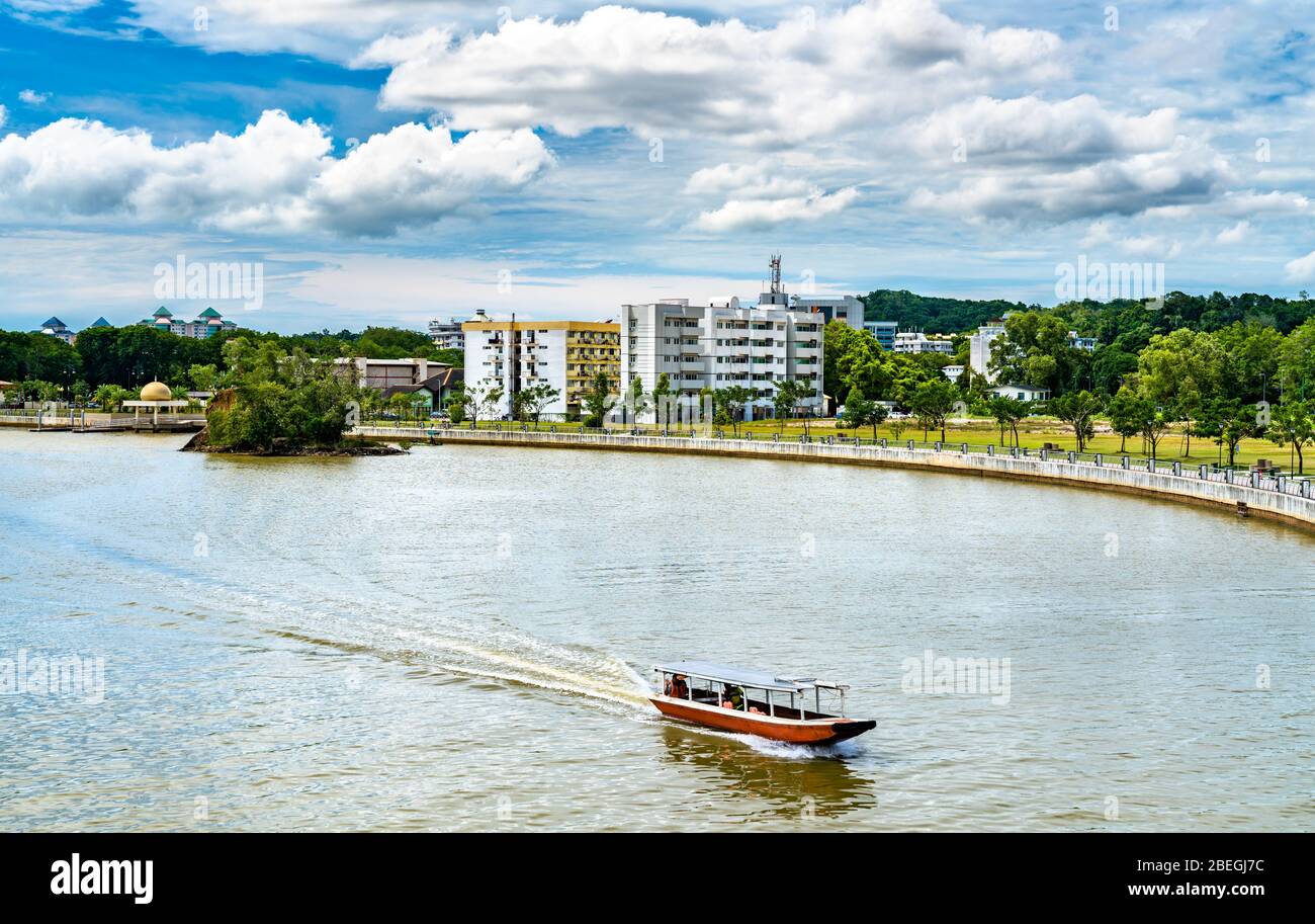 Bateau en bois sur la rivière Kedayan à Bandar Seri Begawan Banque D'Images