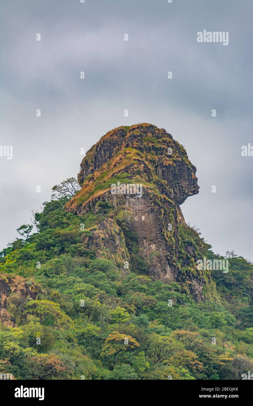 Vue naturelle de la tête d'une femme sur une falaise rocheuse au sommet d'une montagne près d'Escuintla, Guatemala Banque D'Images