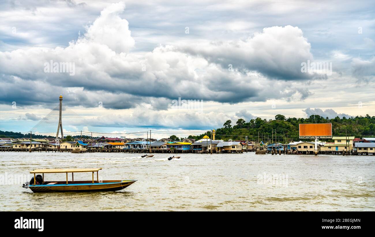 Bateau en bois sur la rivière Brunei à Bandar Seri Begawan Banque D'Images