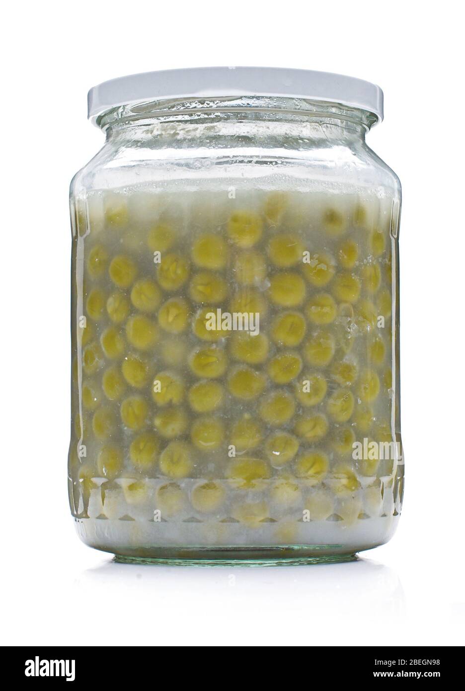 Produit périmé pois conservés dans le pot en verre isolé Banque D'Images