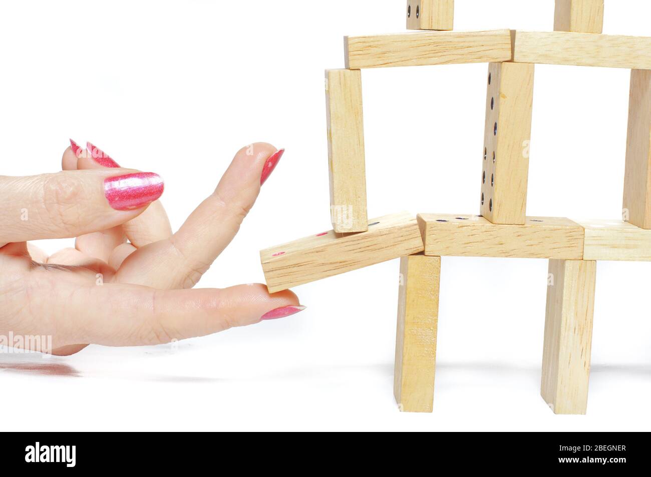 Main femelle tenant la construction de carreaux domino. Concept de maison de  dominos de rupture Photo Stock - Alamy