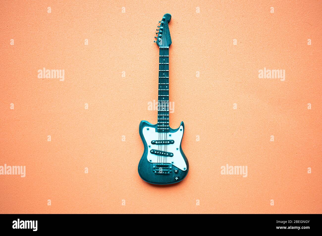 Guitare électrique jouet sur fond rose pastel. Concept minimal Photo Stock  - Alamy