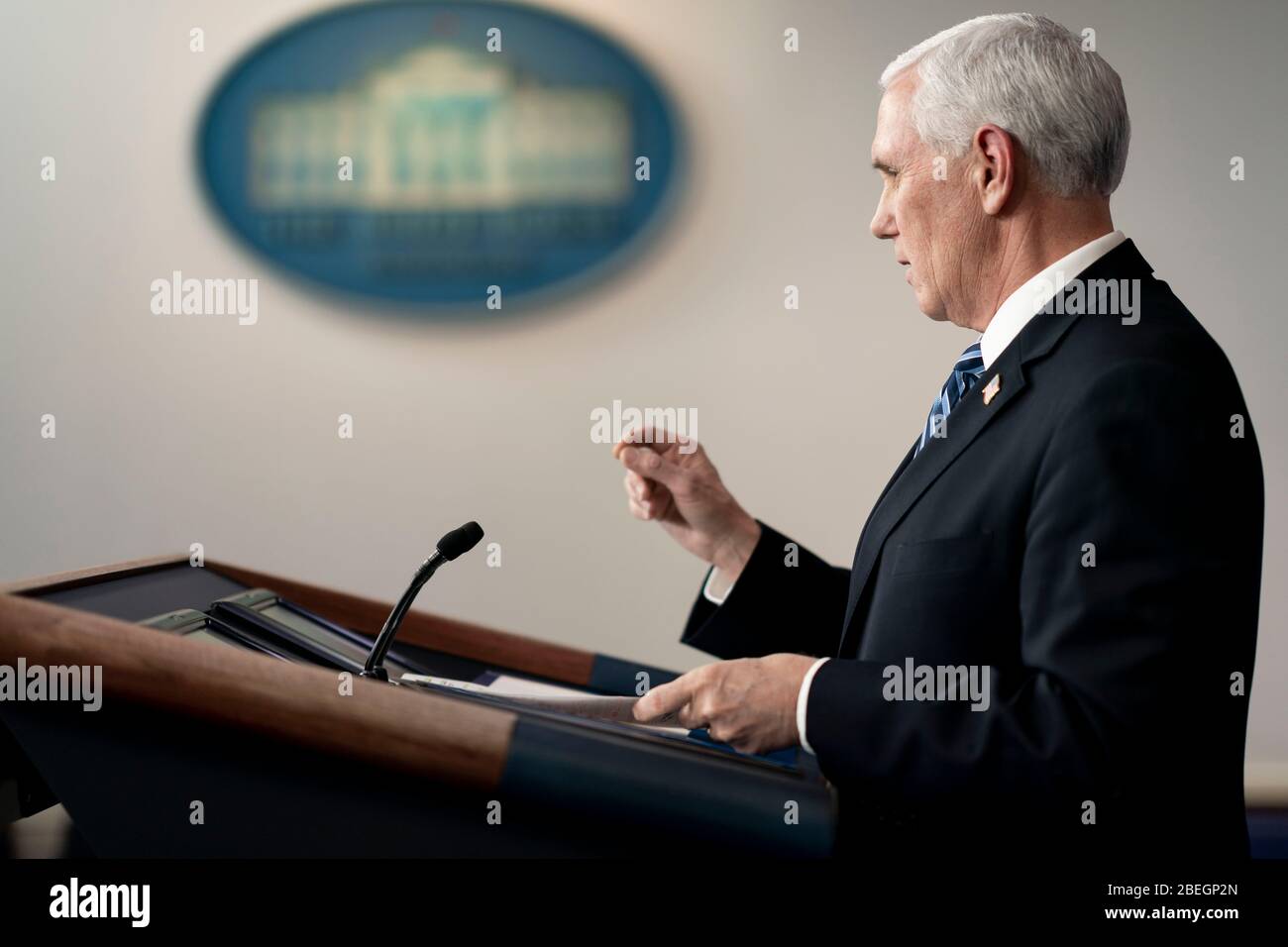 Le vice-président américain Mike Pence répond à une question des journalistes lors du quotidien COVID-19, exposé sur le coronavirus dans la salle de presse de la Maison Blanche le 9 avril 2020 à Washington, DC. Banque D'Images